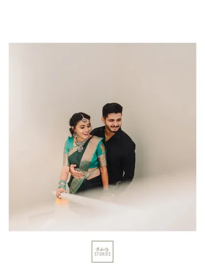 A duplicate of 309, another frame of the couple's romantic and artistic portrait.