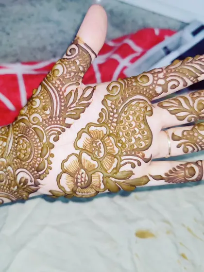 A lovely party design focusing on the back of the hand. The central floral motif is connected to detailed patterns on each finger.