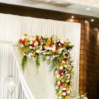 The side of the mixed-flower arch, highlighting how the colors and shapes of the flowers are balanced to create a harmonious and beautiful design.