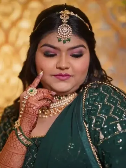 A close-up showing the delicate hathphool with a ring and the matching choker. These accessories complete the look with grace.