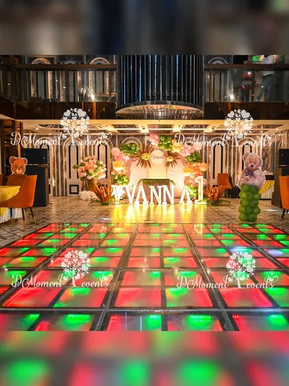 I create elegant and cozy atmospheres, like this teddy bear themed party with a stunning LED dance floor. The combination of soft decor, warm lighting, and a fun, interactive floor makes for a sophisticated yet playful celebration space.