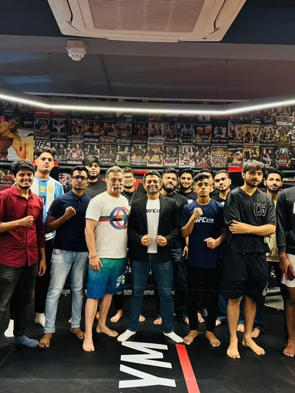 A group photo with the enthusiastic MMA fans who attended the live screening.