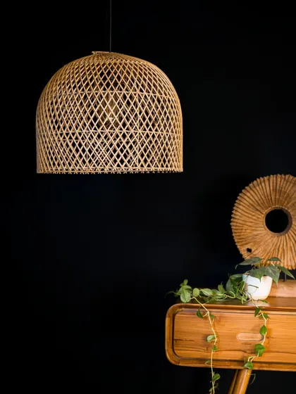 Here is the dome pendant unlit, allowing you to appreciate its perfectly rounded form and the intricate diamond-patterned weave. It’s a timeless design that complements both modern and bohemian spaces.