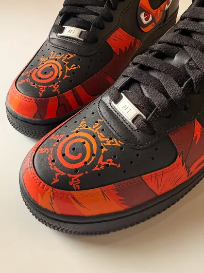 Another detail shot of the Kurama seal on the toe box. The gradient orange and red colours give it a glowing effect, making it stand out against the all-black sneaker.