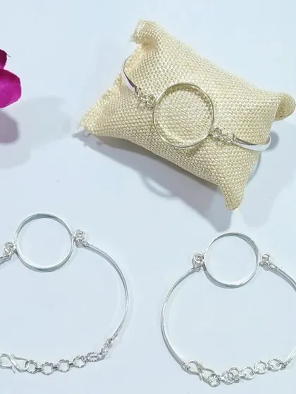 This image showcases our silver bracelets with an adjustable chain and a circular bezel. The design ensures a comfortable fit while providing a perfect base for your resin creations.