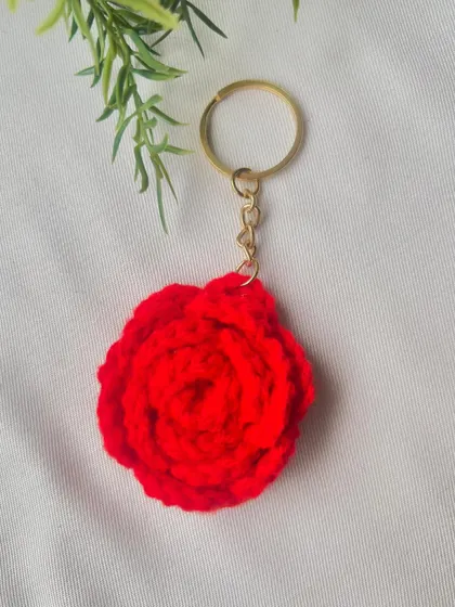 This bright red rose keychain is a classic. It’s a little pop of color that’s sure to make you smile.