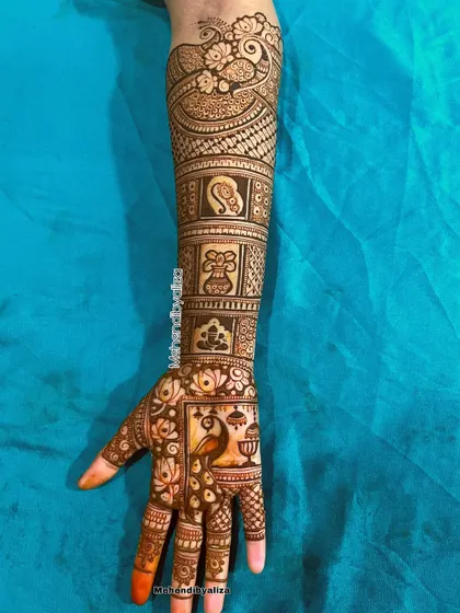 The full view of this Marathi bridal design. The layout is structured in bands, each telling a part of the cultural story.