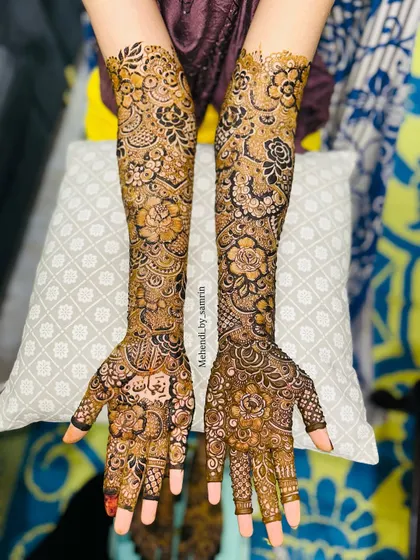 Another angle of this gorgeous floral mehendi. The design is balanced and symmetrical, creating a harmonious and elegant look.