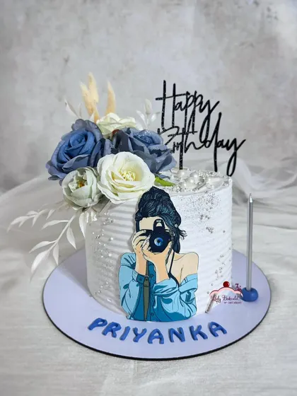 A cake for a photography enthusiast, featuring a beautiful illustration and floral accents.