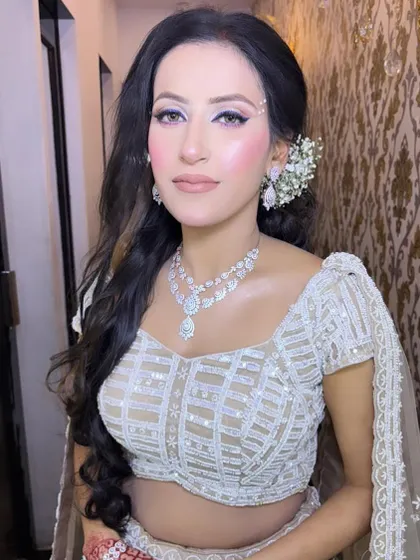 A simple yet elegant party makeup look. The focus is on a clean, graphic eyeliner and luminous skin, paired with a simple hairstyle for a chic and modern vibe.