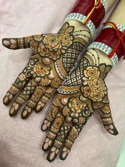 The complete view of the 'chura vadhai' mehndi, with shaded roses and a net pattern.