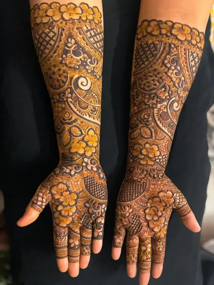 I did this beautiful floral design for my favorite makeup artist. The two toned effect in the flowers adds a unique and beautiful dimension to the henna.