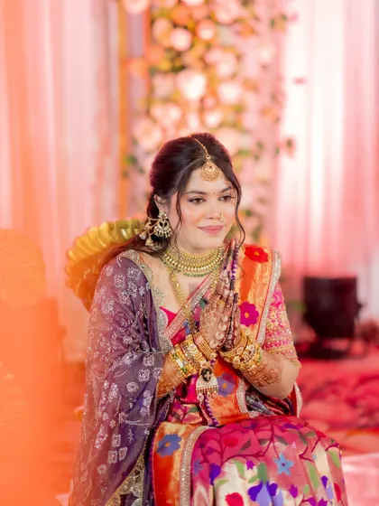 A moment of prayer and reflection. The soft, respectful makeup look is perfect for the solemnity of the wedding rituals, highlighting her features with grace.