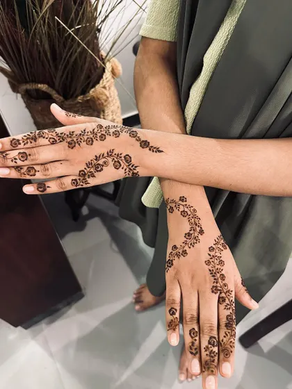 The stained version of the floral vine design, showcasing the lovely, lasting color and the elegance of the minimalist pattern.