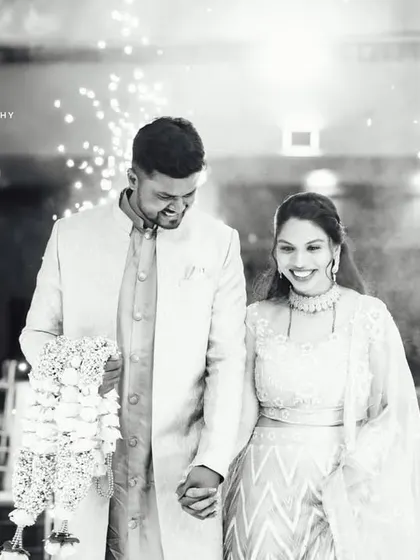 Let's create some magic after the sun goes down. I use creative lighting and effects like sparklers to craft dramatic and romantic night portraits that make for a stunning finale to your engagement or pre-wedding album.