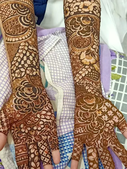 Here, I combined bold rose patterns on the palm with finer, more detailed work on the arms. This creates a beautiful contrast and ensures the design is stunning from every angle.