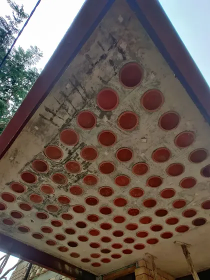 A close-up of the underside of a triangular filler slab roof, showing the pattern created by the embedded clay pots.