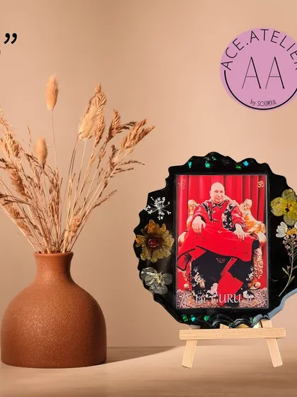 Another 6-inch Guruji frame, this time in a deep black, which makes the photo and the surrounding flowers stand out beautifully.