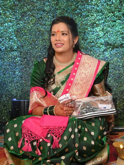 Bride Siddhi during her Sakharpuda ceremony. Her makeup is traditional and elegant, designed to look perfect both in person and in photos throughout the event.