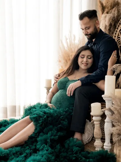 A relaxed and romantic moment from a maternity session. The boho-chic peacock chair and pampas grass create a warm and stylish setting.
