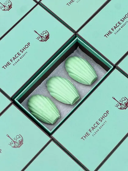 A closer look at our collaboration with The Face Shop. These sleek, co-branded boxes each hold three of our chocolate-coated madeleines, creating a chic and memorable gift for their clean beauty brand.