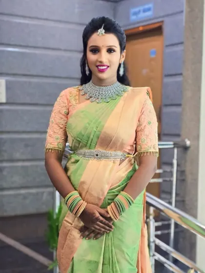 This client looks stunning and elegant in a simple American Diamond choker, maang tikka, and hip belt, proving that sometimes less is more.