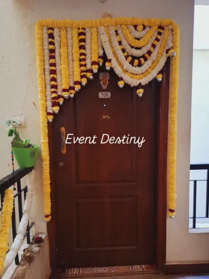 A beautiful floral garland (Thomale) for an apartment doorway. The design uses yellow and white chrysanthemums with red rose accents to create a festive look.