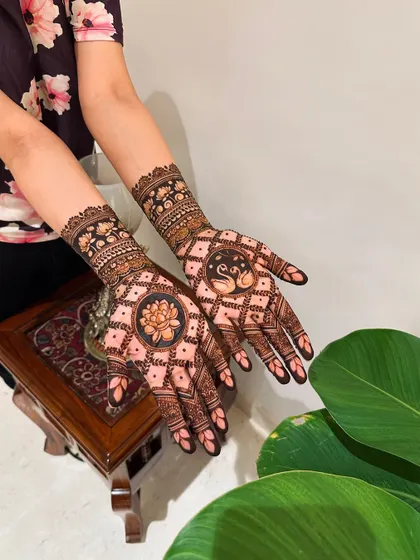 This design features a beautiful lotus in one palm and swans in the other, both enclosed in a diamond jaali pattern for a unique and symbolic look.