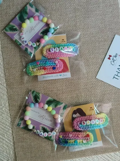 A complete personalized gift set with name clips and matching bracelets for Siana and Saina, ready to be sent out.