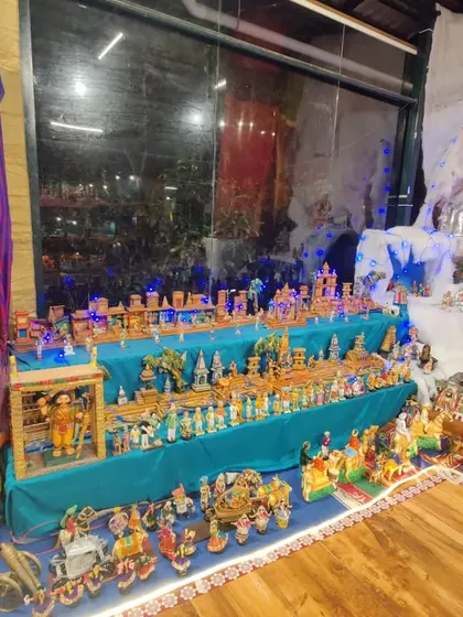 Another perspective of the doll exhibition, showing the multi-tiered displays that allow us to narrate complex stories with hundreds of characters.