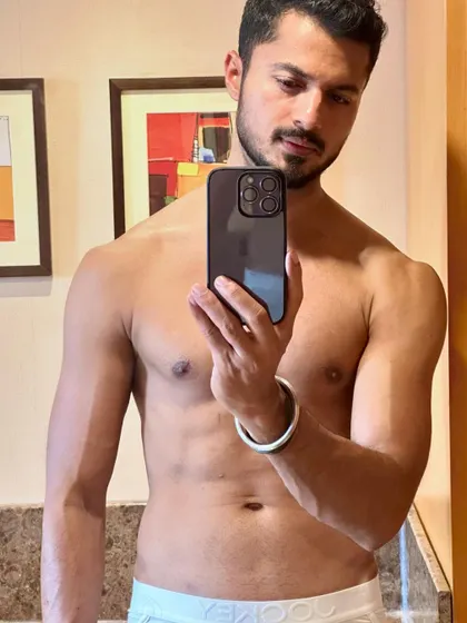 A clear and confident physique shot.