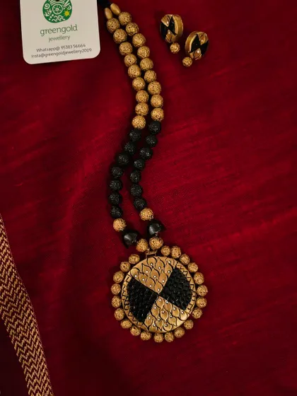 A duplicate image of the black and gold graphic terracotta set.