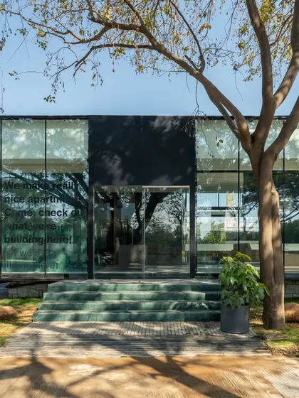 Our design for the VPG sales center on one of Bangalore's main arterial roads. The building is a simple cuboid that speaks of transparency and quality, standing out in the complex urban fabric because of its fundamental simplicity.