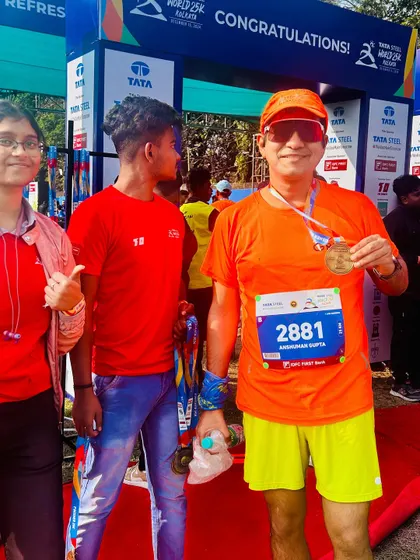 A proud finisher with his family at the Tata Steel 25K Kolkata. Our runners' support systems are a huge part of their success.