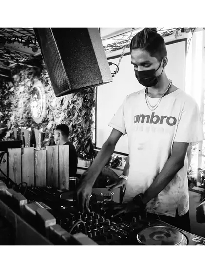 The monochrome edit, which gives the moment a gritty, artistic feel.