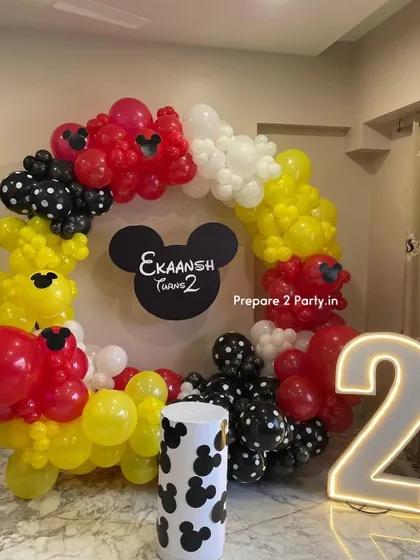 From Mickey to Minnie, I create timeless Disney magic. These images showcase different setups, including a vibrant pink Minnie Mouse balloon arch, perfect for any Disney fan's birthday.