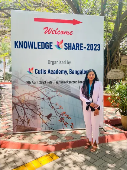 A solo shot at the entrance of the KNOWLEDGE SHARE 2023 conference, ready for a day of learning and presenting.