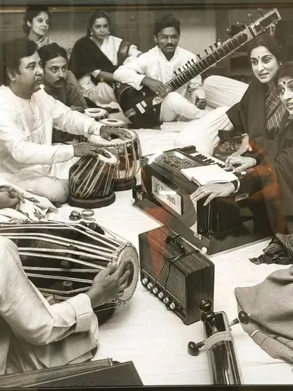 A precious black and white photo from a green room before a concert. Can you guess all the legendary artists in this frame?