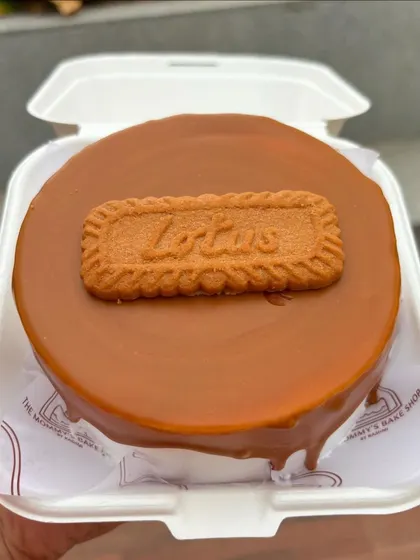 For all the Biscoff lovers, this bento cake is a dream. It's a Lotus Biscoff flavored cake, topped with a smooth Biscoff spread and a signature biscuit.