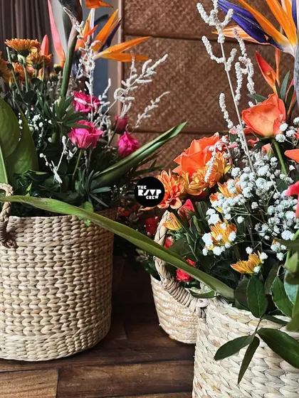 Florals that pop! The vibrant colors of these flower arrangements really brought the 'tangerine dreams & citrus scenes' theme to life.