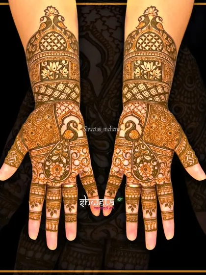 A classic and elegant design for both hands, featuring peacock and jaal work. This style is perfect for guests or for brides who prefer non-figurative patterns.