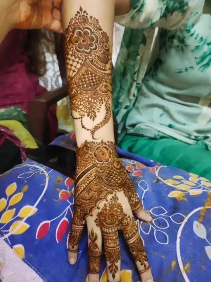A detailed half-arm design, perfect for a festive occasion.