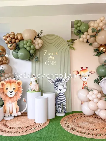 A full view of the jungle safari setup, showing how we balance balloon garlands, props, and backdrops to create a cohesive and charming party scene.