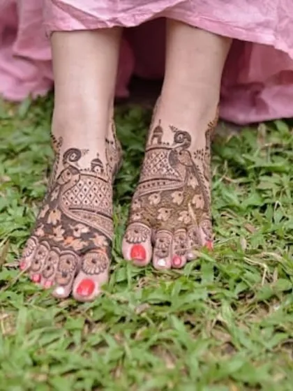 This foot design includes peacock and palace motifs, perfectly matching a traditional Rajasthani bridal theme.