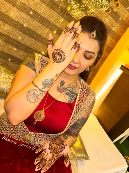 A chic and artistic choice for a modern bride. This design features a simple lotus mandala on the back of the hand and a graceful peacock on the palm, leaving plenty of open space.