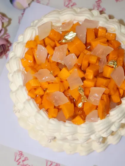Tropic like it's hot. Our mango season special features a delicious cake topped with fresh, juicy mangoes and refreshing ice apples.