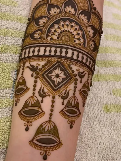 This armband features hanging bells (jhumkis) and birds, creating a beautiful, decorative piece. I teach how to draw these jewelry-inspired elements.