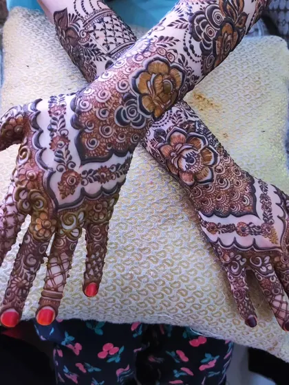 A beautiful back-of-hand design with a rich stain, perfect for any celebration.