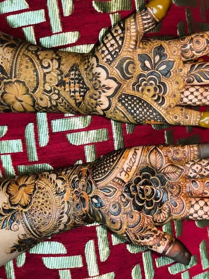 This half-hand Indian design is packed with detail, including floral motifs and checkerboard fillers.