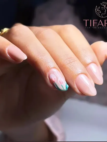 This design showcases how a simple, elegant hand-painted accent nail can transform a natural gel polish manicure. Our courses emphasize both full sets and detailed accent work.